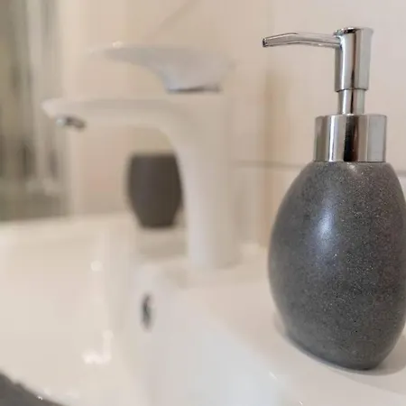 Appartement 3 Centre-ville En Etage Refait A Neuf *